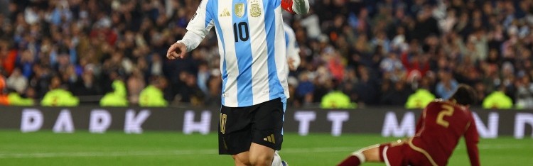 开云体育官网-奥莱报：梅西是队友的楷模、偶像和明灯，他值得再拥有一届世界杯